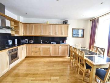 4 bed flat for sale