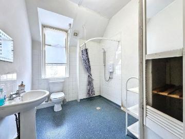 4 bed flat for sale