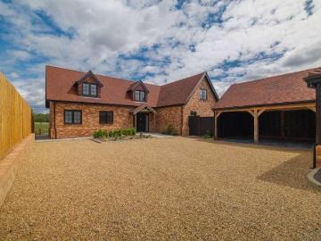 4 bed house for sale