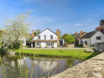 4 bed house for sale