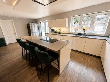 4 bed house for sale