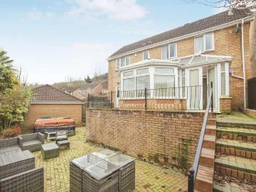 4 bed house for sale