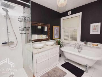 4 bed house for sale
