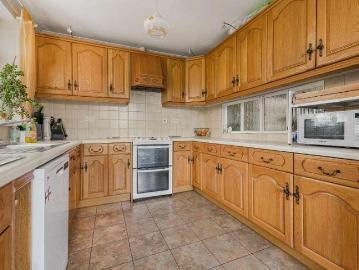 4 bed house for sale