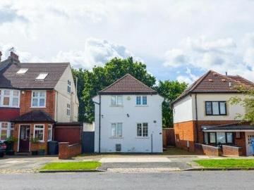 4 Bedroom Detached House For Sale In London