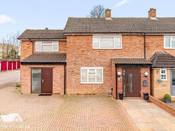 4 bedroom end of terrace house for sale