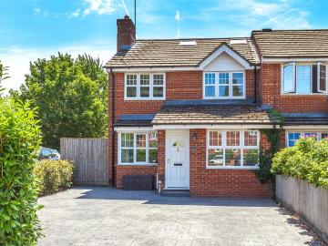 4 bedroom end of terrace house for sale