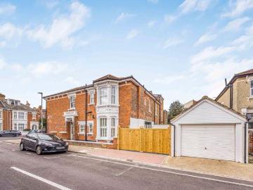 4 bedroom end of terrace house for sale