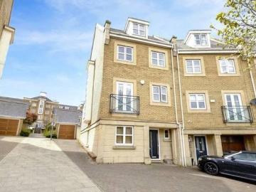 4 bedroom end of terrace house for sale in Kingfisher...