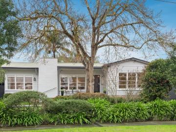 4 Bedroom House Doncaster VIC 104880086