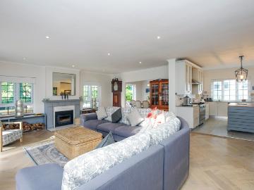4 Bedroom House For Sale in Constantia