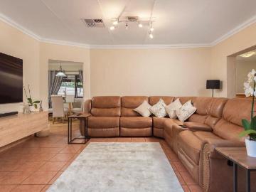 4 Bedroom House For Sale in Glenvista