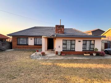 4 Bedroom House For Sale in Robertsham