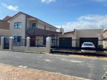 4 Bedroom house to rent in Wynberg, Cape Town