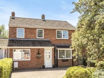 4 bedroom link detached house for sale in Chalgrove...