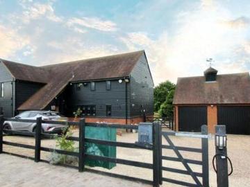 4 Bedroom Semi detached House For Rent In Pages Lane