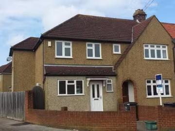 4 bedroom terraced house for rent in Chessington, KT9