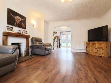 5 bed house for sale