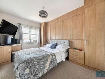 5 bed house for sale