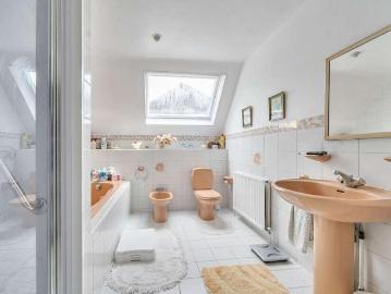 5 bed house for sale