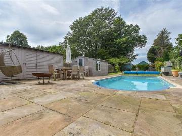 5 bed house for sale