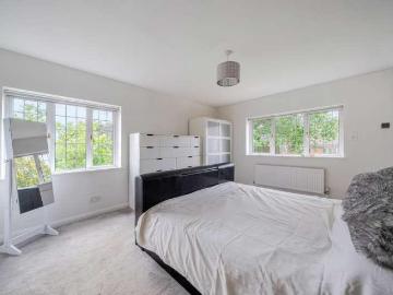 5 bed house for sale