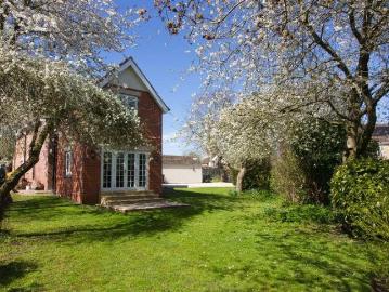 5 bed house for sale