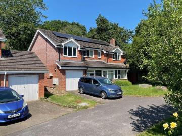 5 bed house for sale