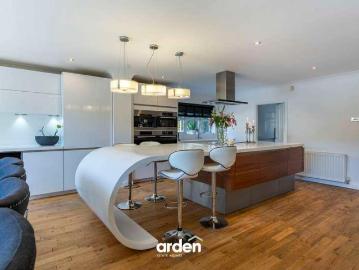 5 bed house for sale