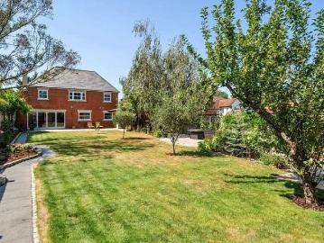 5 bed house for sale