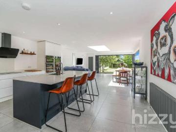 5 bed house for sale