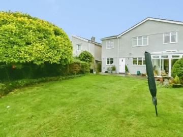 5 bed house for sale