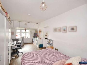 5 bed house for sale