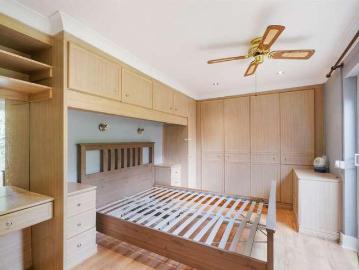 5 bed house for sale