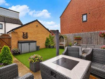 5 bed house for sale
