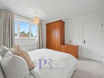 5 bed house for sale