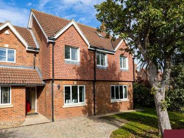 5 Bedroom Detached House For Rent In London