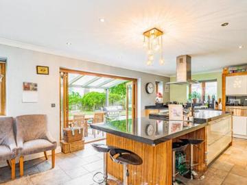 5 Bedroom Detached House For Sale In Naphill, High Wycombe