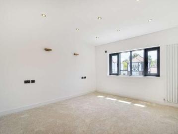 6 bed house for sale
