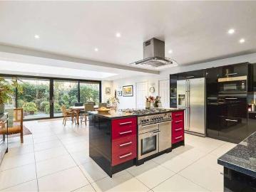 6 bed house for sale