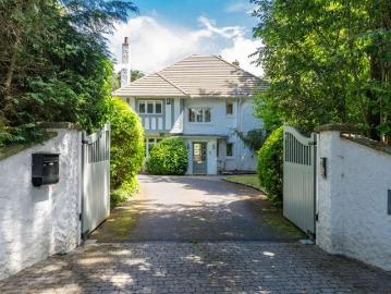 6 bed house for sale