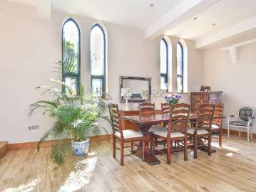 6 bed house for sale