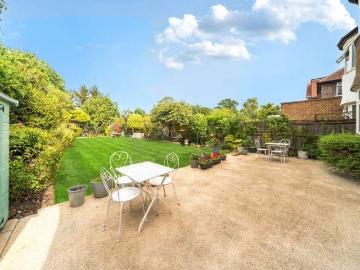 6 bed house for sale