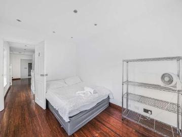 6 bed house for sale