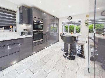 6 bed house for sale