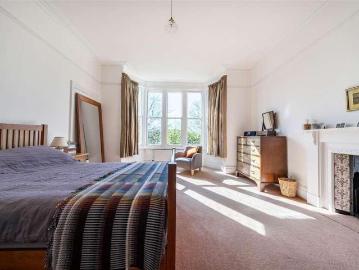 6 bed house for sale