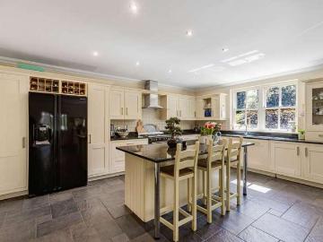 6 bed house for sale