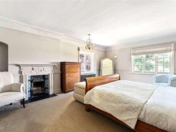6 bed house for sale