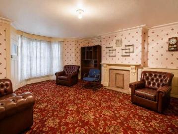 6 bed house for sale