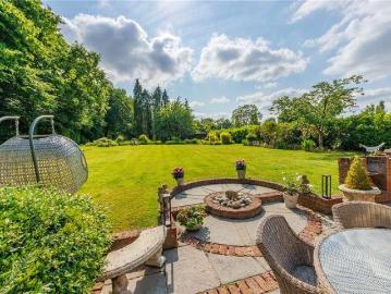 6 bed house for sale